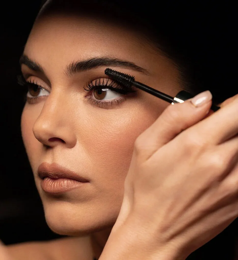 Aplicación de la máscara de pestañas. (Fuente: L`Oréal Paris)
