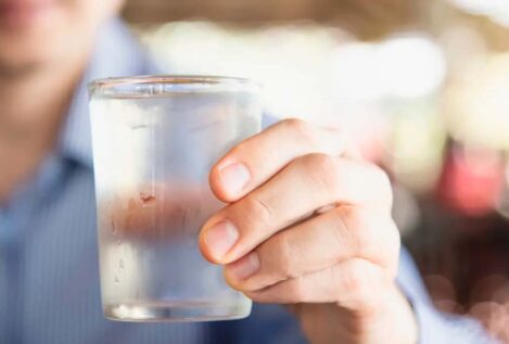 Beber agua es bueno, pero no beberla hasta este nivel: así es la polidipsia o sed obsesiva