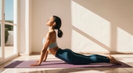 La postura del león en yoga que fortalece las piernas y abdomen a partir de los 50 años