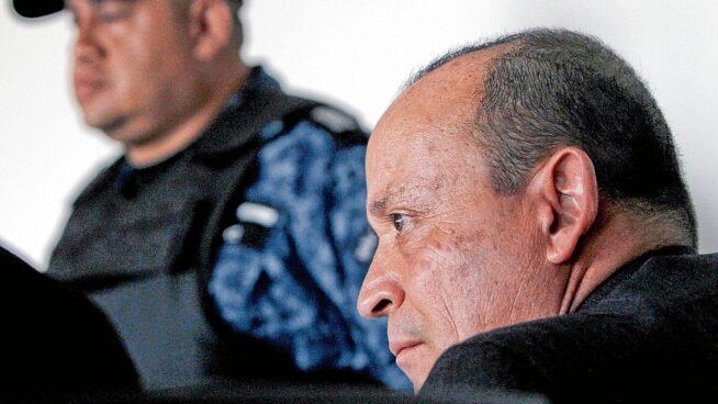 Condenan al hermano del expresidente Uribe por homicidio y vínculos con paramilitares