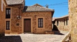 El pueblo de León con 90 habitantes donde comer cocido maragato y sus curiosos tejados