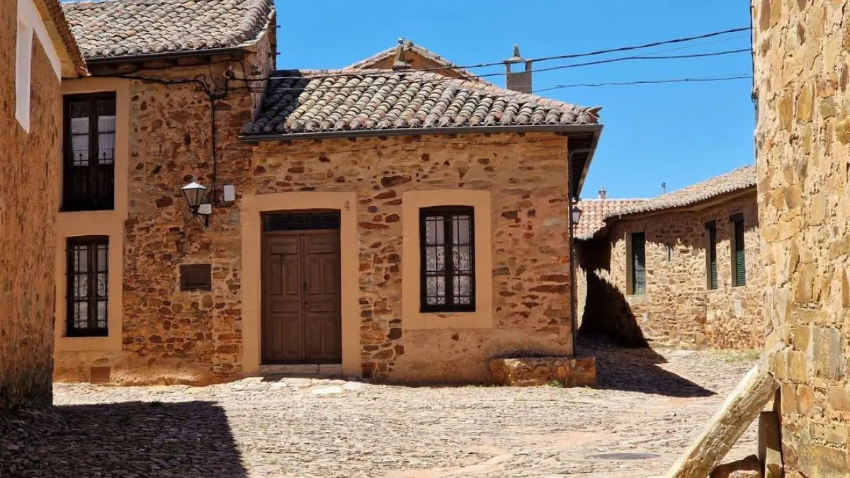 El pueblo de León con 90 habitantes donde comer cocido maragato y sus curiosos tejados