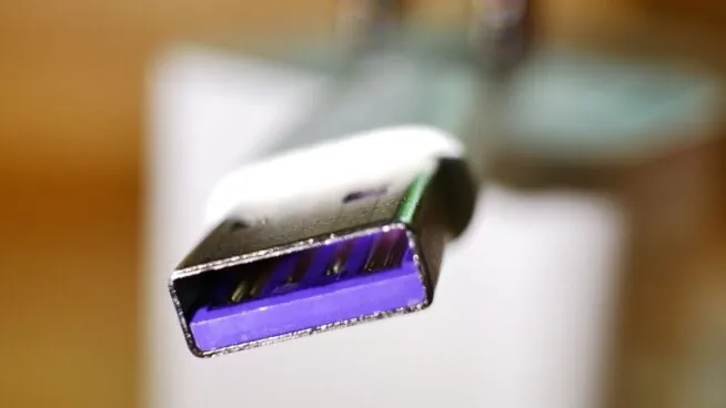 Por qué algunos puertos USB son morados y qué los diferencia del resto