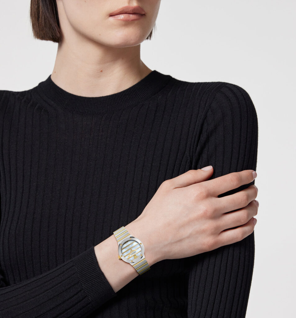 El reloj se convierte en el accesorio estrella de algunos looks. (Fuente: Versace)