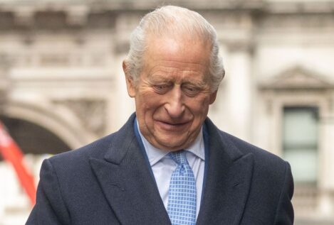 Carlos III evita al Parlamento y ordena personalmente la retirada del título de Andrés