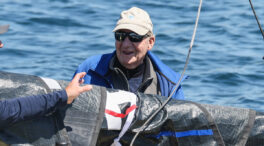 La llamativa escultura de un precipicio que Juan Carlos I tiene en el salón: «Me gusta lo que dice»