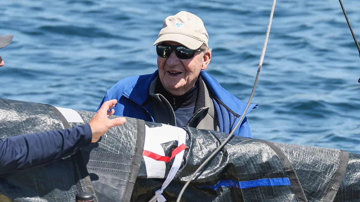 La llamativa escultura de un precipicio que Juan Carlos I tiene en el salón: «Me gusta lo que dice»