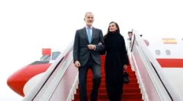 Los Reyes llegan al aeropuerto de Chengdu en su primera visita de Estado a China
