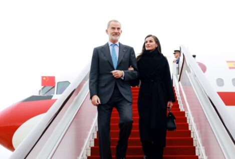 Los Reyes llegan al aeropuerto de Chengdu en su primera visita de Estado a China