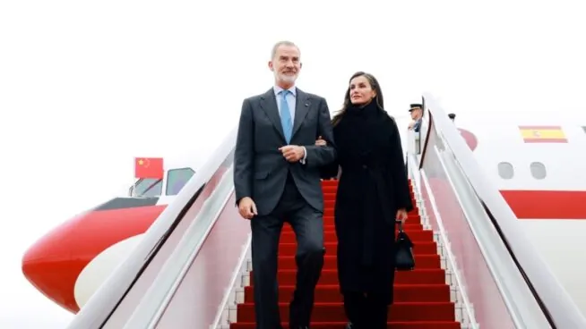 Los Reyes llegan al aeropuerto de Chengdu en su primera visita de Estado a China