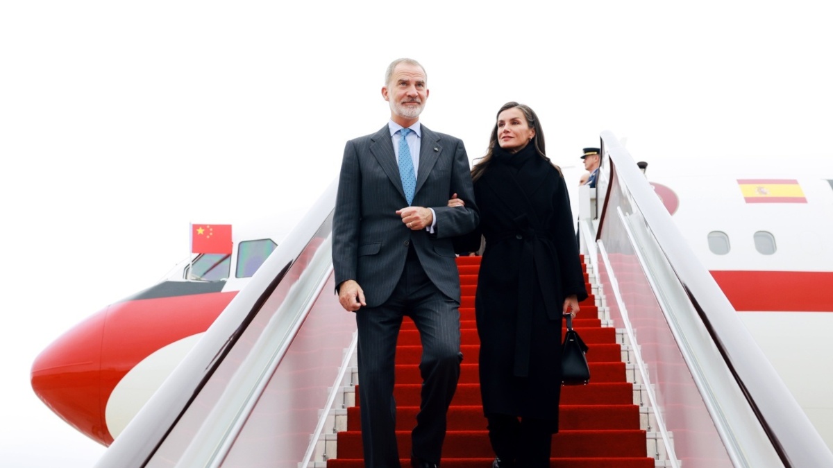 Los Reyes llegan al aeropuerto de Chengdu en su primera visita de Estado a China