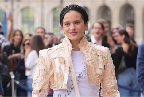 Alud de críticas a la escolanía de Montserrat por «cantar en castellano» en el álbum de Rosalía