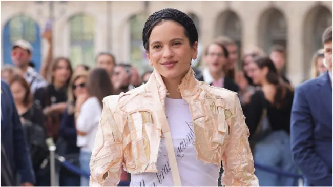 Alud de críticas a la escolanía de Montserrat por «cantar en castellano» en el álbum de Rosalía