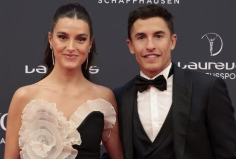 El acogedor salón de Marc Márquez en su casa de La Finca: color chocolate y su vitrina especial