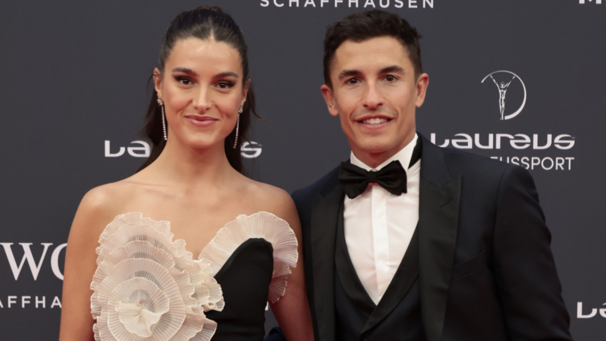 El acogedor salón de Marc Márquez en su casa de La Finca: color chocolate y su vitrina especial