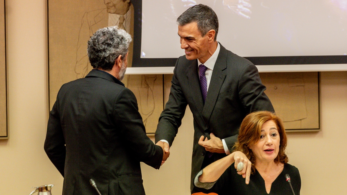 Sánchez defiende la libertad de prensa al presentar la serie sobre el 23-F