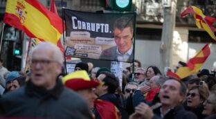 La protesta contra el Gobierno organizada por Revuelta en Ferraz termina con un detenido