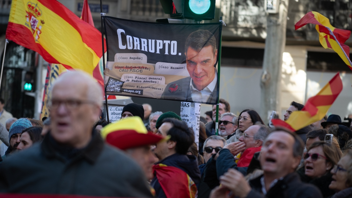 La protesta contra el Gobierno organizada por Revuelta en Ferraz termina con un detenido