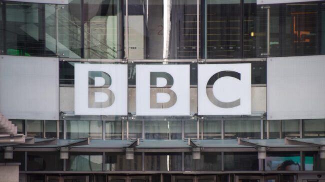 La BBC recortará 550 puestos de radio y TV y 700 más de puestos de gestión antes de 2027