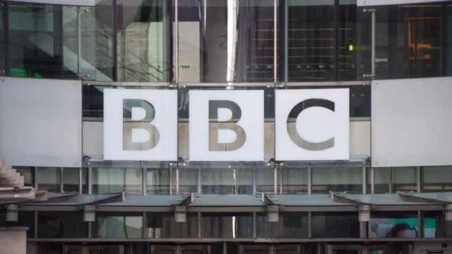 Dimite el director de la BBC tras acusaciones de manipular declaraciones de Trump