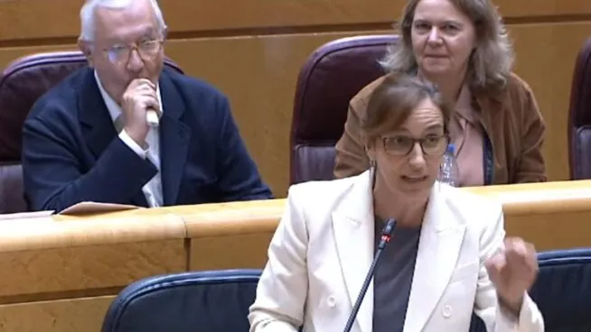 Nofumadores.org denuncia a Javier Arenas por vulnerar la Ley del Tabaco dentro del Senado