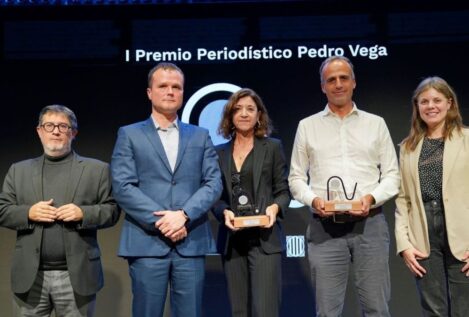 La sociedad civil catalana homenajea a Pedro Vega en el premio que lleva su nombre