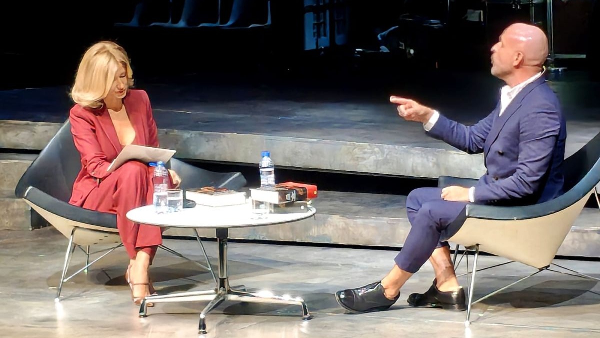 De los Santos reivindica a las mujeres «como pilar de casi todo» en su libro sobre Caravaggio