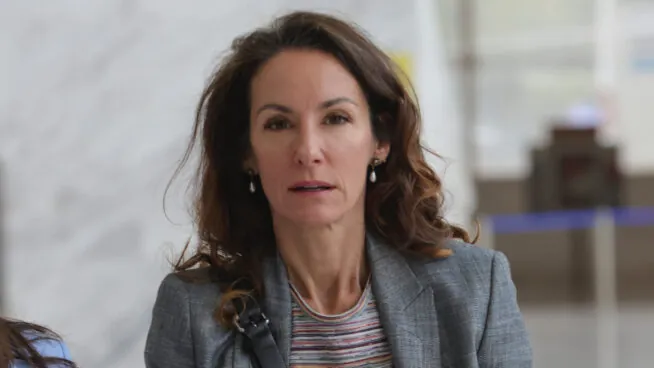 Telma Ortiz triunfa como 'asesora sénior' en Colombia en su viaje de negocios con Calviño