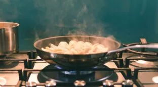 El truco de un restaurante para eliminar el olor a fritura que uso en casa y desaparece rapidísimo