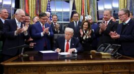 Trump firma la ley para reabrir el Gobierno federal tras un récord de seis semanas cerrado