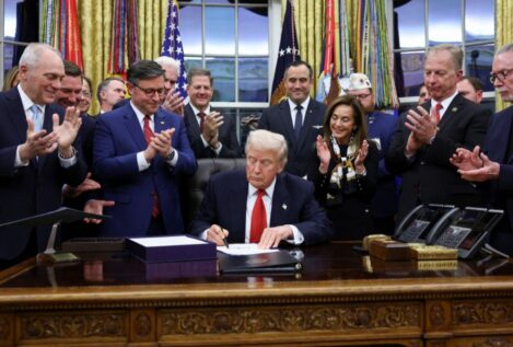 Trump firma la ley para reabrir el Gobierno federal tras un récord de seis semanas cerrado