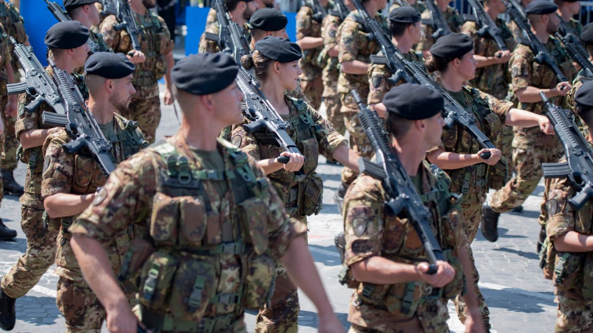 La abogada de la UE avala que se imponga la vacunación obligatoria a militares