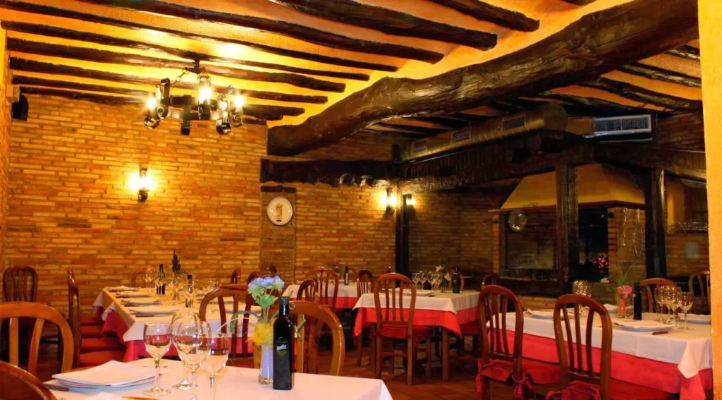 Interior de la sala del restaurante El Portillo, Viana. Canva