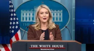 Agentes de inmigración de EEUU detienen a una familiar de la jefa de prensa de Trump