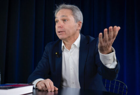 Vicente Vallés, sobre el nuevo horario de su mujer en Telecinco: «No vemos a nuestro hijo»