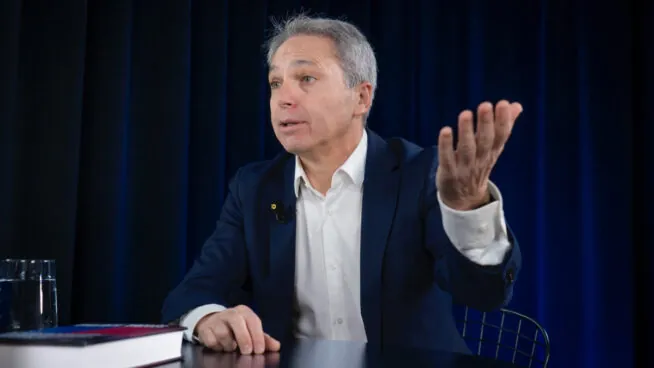 Vicente Vallés, sobre el nuevo horario de su mujer en Telecinco: «No vemos a nuestro hijo»