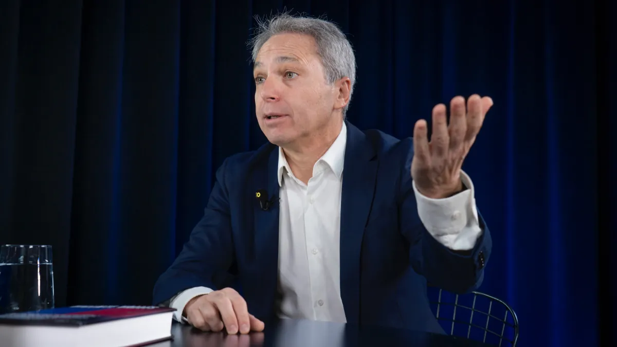 Vicente Vallés, sobre el nuevo horario de su mujer en Telecinco: «No vemos a nuestro hijo»