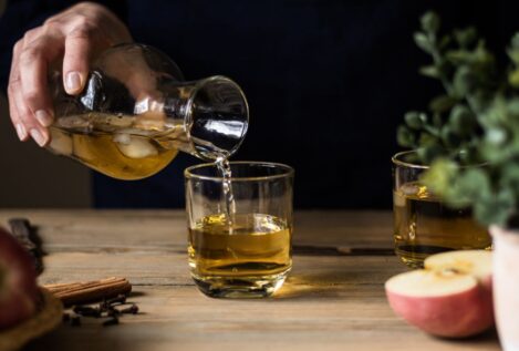 Vinagre de manzana: por qué ayuda a reducir las arrugas y cómo aplicarlo correctamente