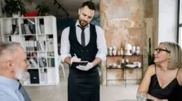 Mapi Hermida, gastrónoma: «14 gestos de los camareros que pueden arruinar tu negocio»