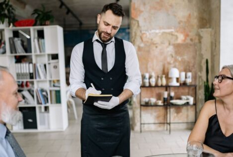 Mapi Hermida, gastrónoma: «14 gestos de los camareros que pueden arruinar tu negocio»