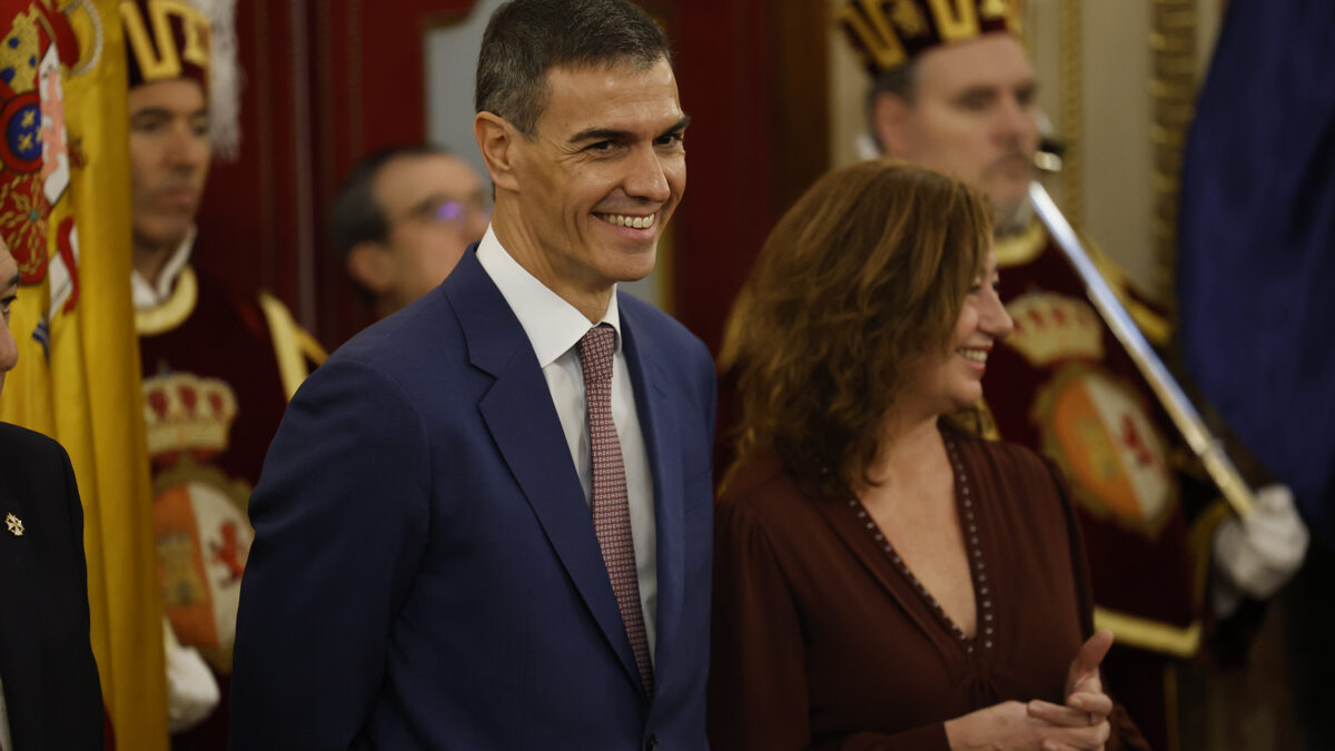 Sánchez y Feijóo se acusan mutuamente de incumplir la Constitución en un acto sin Vox