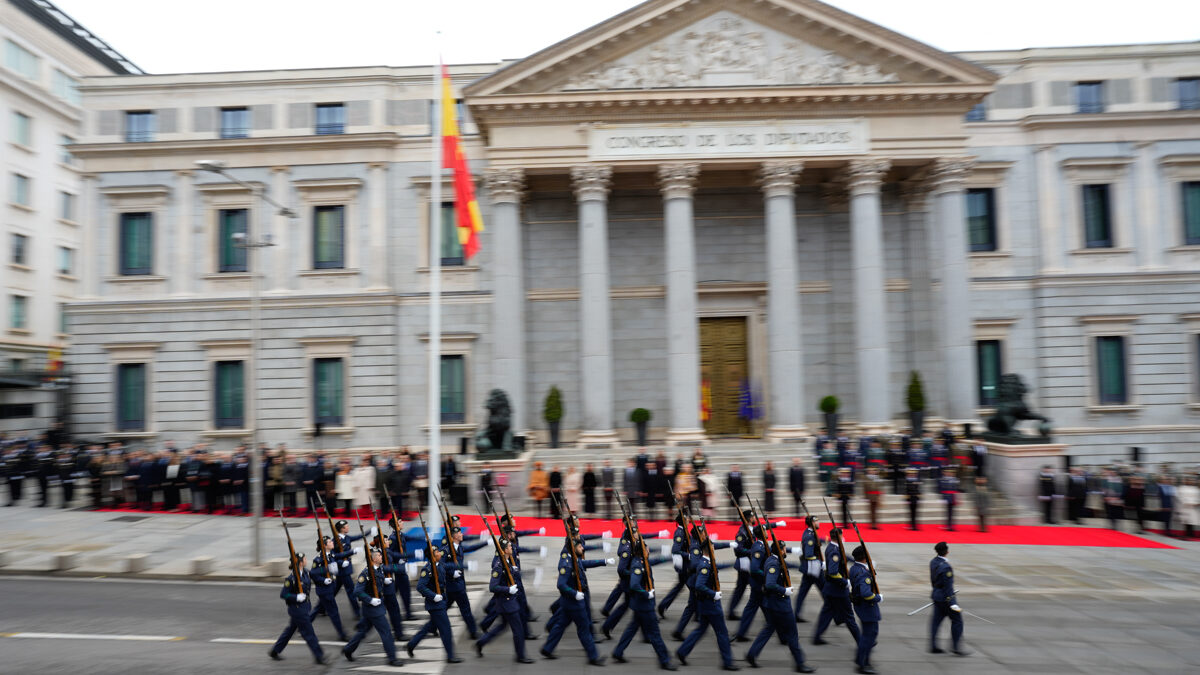 El izado de la bandera y el himno abren un acto de la Constitución sin Vox ni los nacionalistas