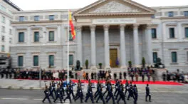 El izado de la bandera y el himno abren un acto de la Constitución sin Vox ni los nacionalistas