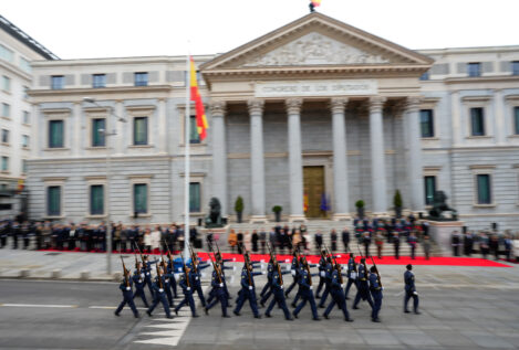 El izado de la bandera y el himno abren un acto de la Constitución sin Vox ni los nacionalistas