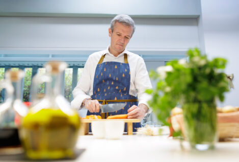 Rueda felicita la Navidad con comida gallega frente a las «chistorras» de Ábalos