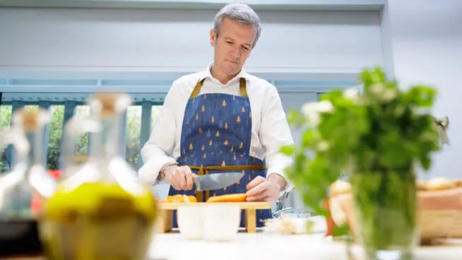 Rueda felicita la Navidad con comida gallega frente a las «chistorras» de Ábalos