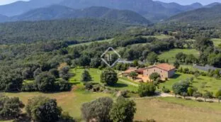 Las tradicionales masías catalanas se reconvierten en villas de lujo para extranjeros