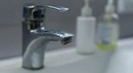 Adiós al sarro del grifo: el remedio natural con cebolla que sí funciona