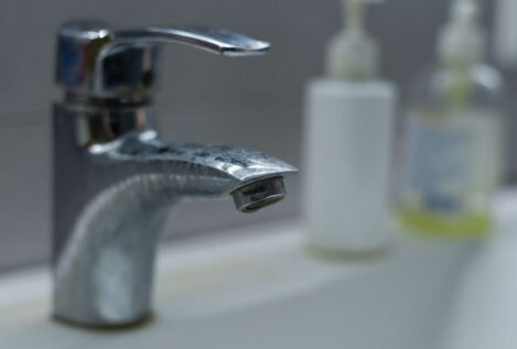 Adiós al sarro del grifo: el remedio natural con cebolla que sí funciona