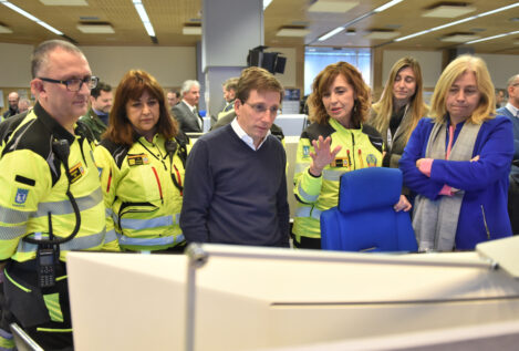 Almeida felicita la Navidad a bomberos, policías y Samur y agradece que sigan cuidando Madrid